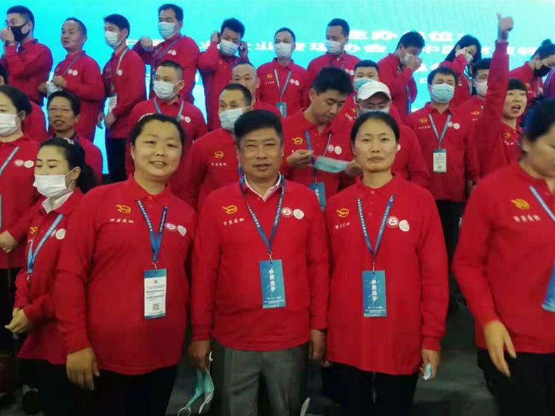 2021年，林源物业代表与参赛队员合影