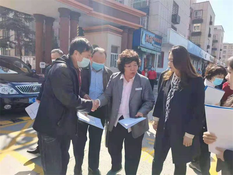 2021年，住建局刘恒磊局长到金色嘉园小区调研