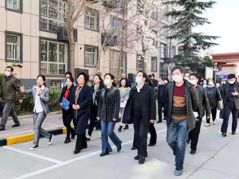 2021年，市人大、政协等各级领导到金色嘉园小区调研
